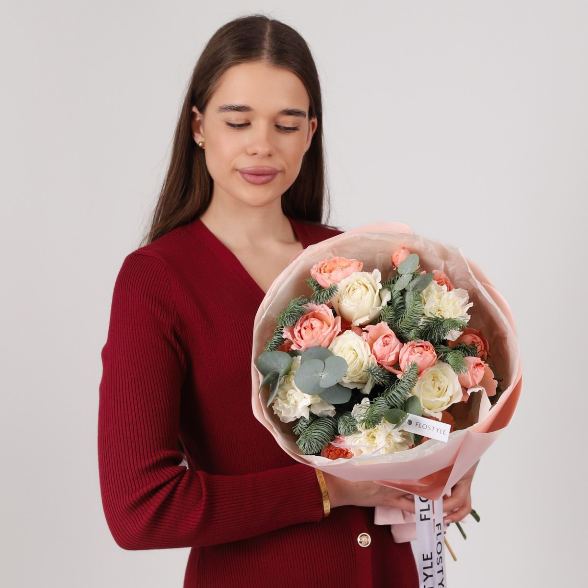 buket iz goluboj eli i rozami 5-5